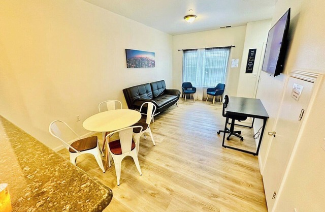 2 Bd, 2.5 Baths, Sleeps 5/C8