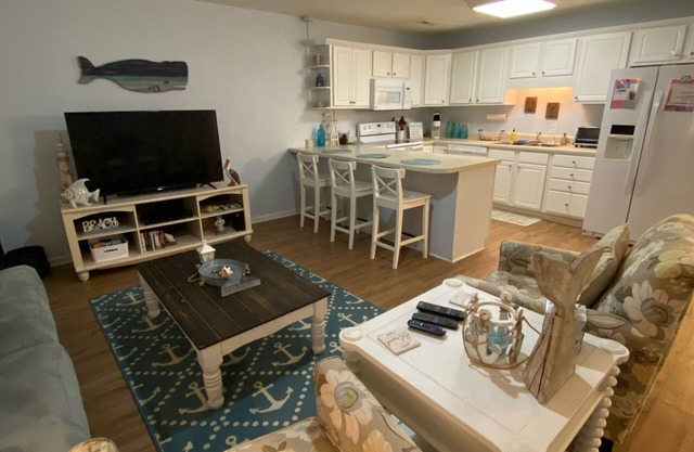 2 Bd 2 Ba Spacious Condo - close to beach and shopping!