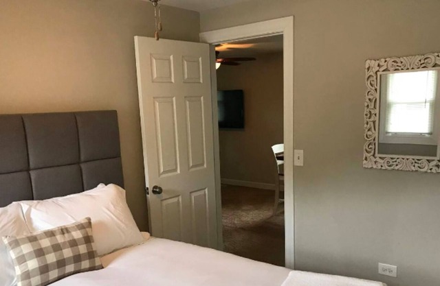 2 Bdr ★ 1 King 1 Queen Bed ★ Close to Libertyville