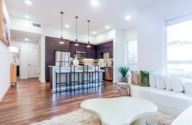 2-bdr Luxury Hollywood Apt w pool @Wandersphere