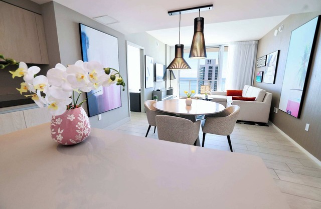 2 BDR Stunning Ocean View in Hyde Beach House