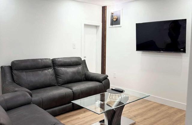2 Bdrm Suite|TV| Wifi|Newly Built| 20 mins Airport
