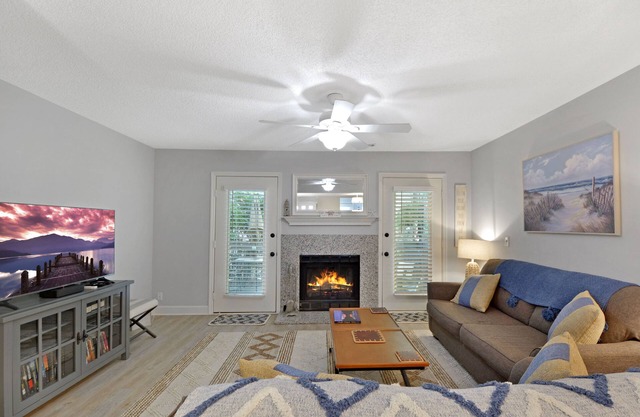 2 bed/1.5 bath Gascoigne Unit. Nicely remodeled.