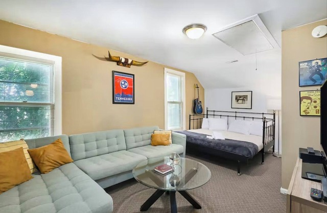 2 Bed 1 Bath in Trendy East Nashville Neighborhood!