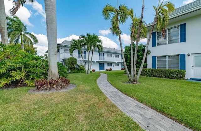 2 Bed, 2 Bath Condo with Pool in The Moorings 🌴 Less than a mile to the Gulf 🌊