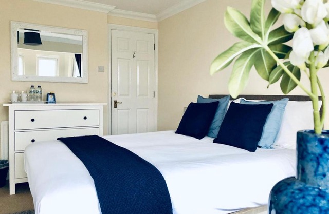 2 Bed 2 Bath Flat with Private Parking and 3 min to Tube