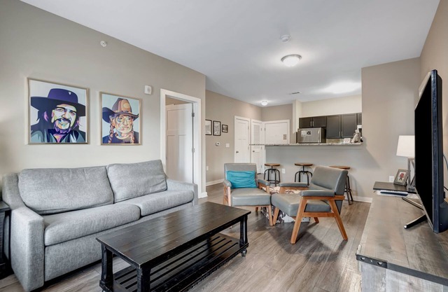 ~2 Bed 2 Bath~Sleeps 6~Walk to Broadway!~ #201