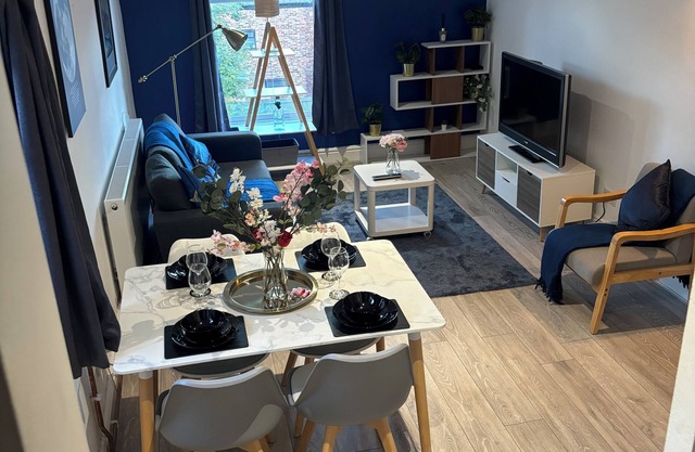 2 bed, 2 bathroom, walking distance to christies hospital