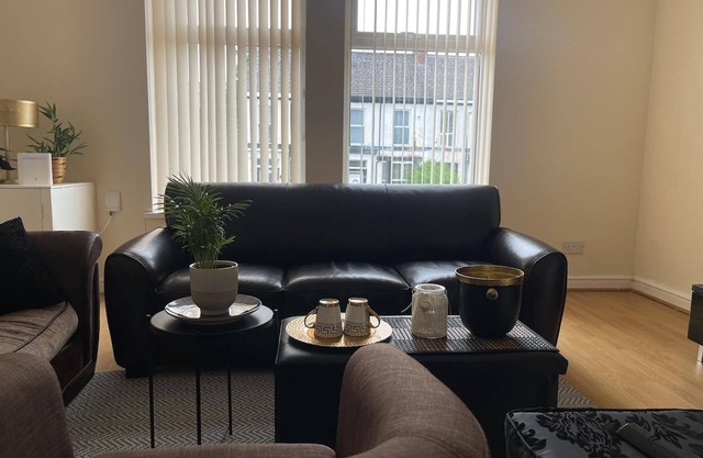 2-bed Apartment - Sleeps 4 - Street Parking - Wifi