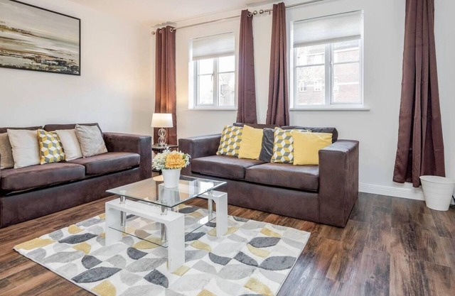 2 Bed Apartment Sleeps 5 - Wifi, Free Parking