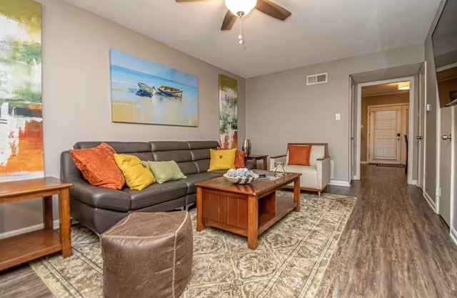 2 Bed Apt-3 mins CHI St.Vincent-Outside Patio-Convenient Parking