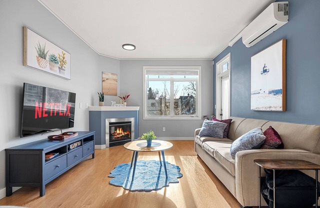 2-Bed by River, AC, Free Parking, Near Saddledome