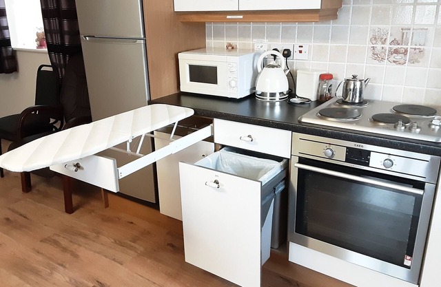 2 Bed Cottage - Sleeps 6 - Parking - Wifi