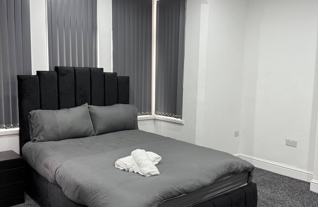 2 Bed Flat - 1 with sofa bed Sleeps 4 - - Wifi