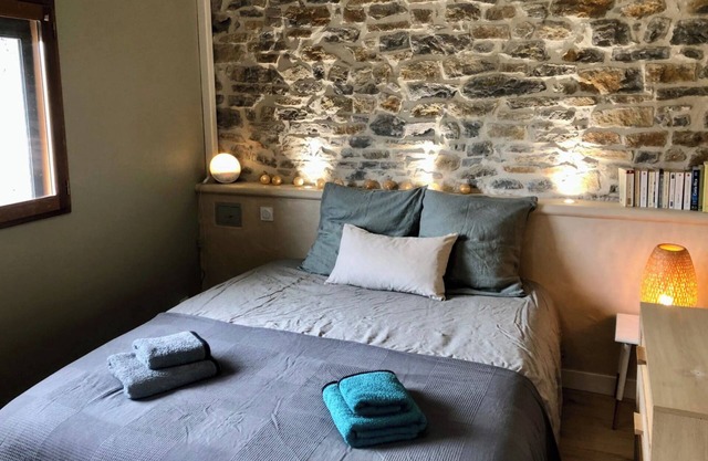 2 Bed House Sleeps 4 - Pets Ok - Pool - Fireplace