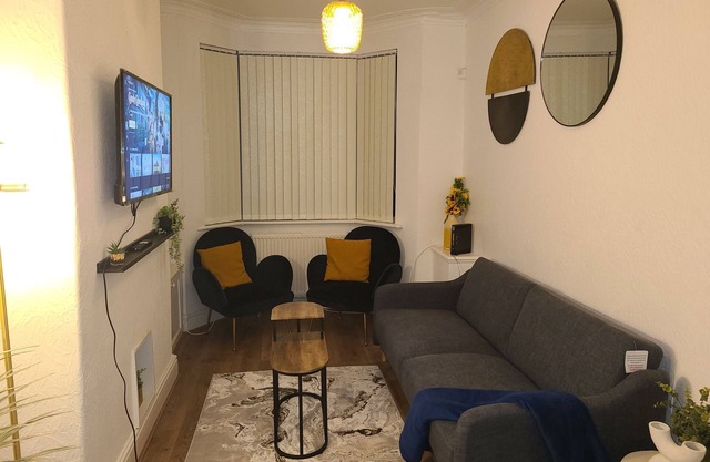 2 Bed House - Sleeps 5 - Parking - Wifi