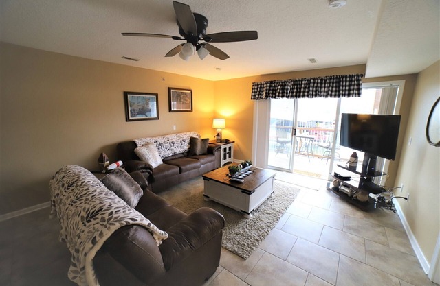 2 bed King Master/2 bath condo with lake access and large 16 x 40 boat slip
