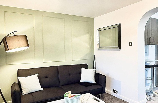 2 bed Watford | Free Parking | Overground