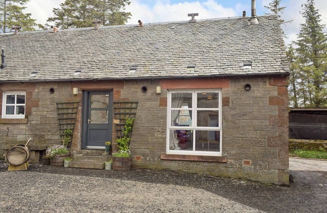 2 bedroom accommodation in Campsie Fells nr Fintry