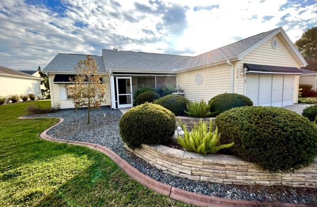 2 bedrm, den, 2 living rms, 2 baths, near Spanish Springs, golf cart included,