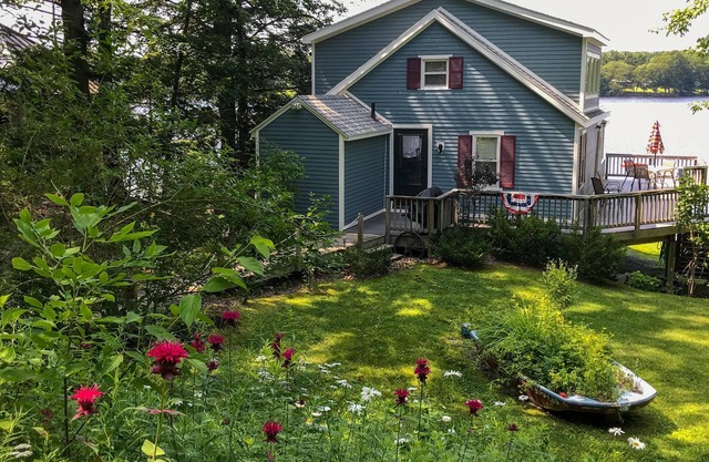 2 Bedroom, 1 & 1/2 bath Waterfront Cottage on Pleasant Pond