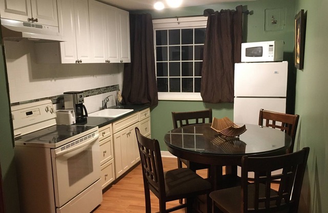 2 bedroom 1 bathroom private basement apartment.luminous 15 min from dc.