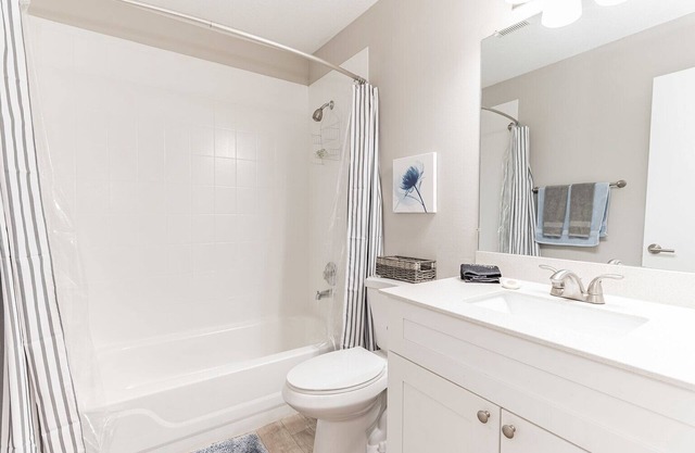 2 Bedroom 2 Bath Walking distance to Beach and Restaurants