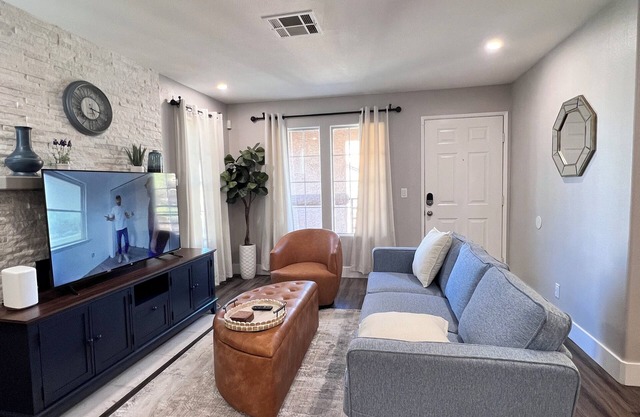 2 Bedroom 2 bath 2nd floor condo in SW Las Vegas with free Wifi