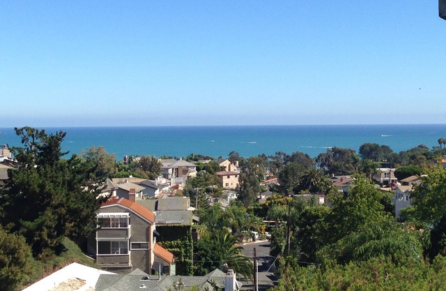 2 Bedroom 2 Bath Sleeps 6 Walk to Beach PCH free parking, dog friendly