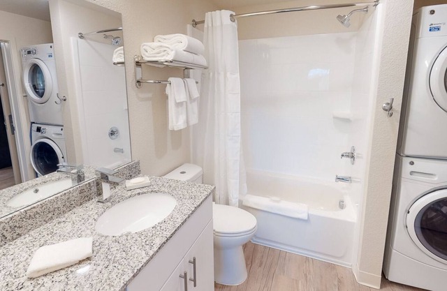 2 Bedroom 2 Bathroom Furnished Apartment