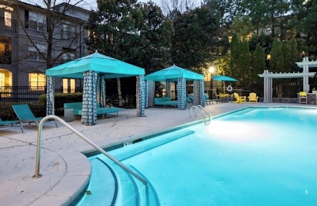 2 bedroom 2 bathroom, gated community walking distance to Perimeter Mall and etc