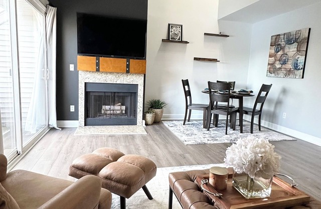 2-bedroom, 2 full bath executive townhome in awesome Auburn Hills with WiFi, AC