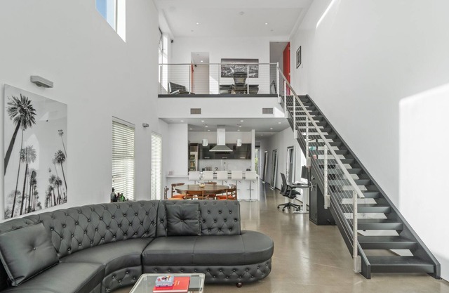 2 bedroom Across From Paramount Studios