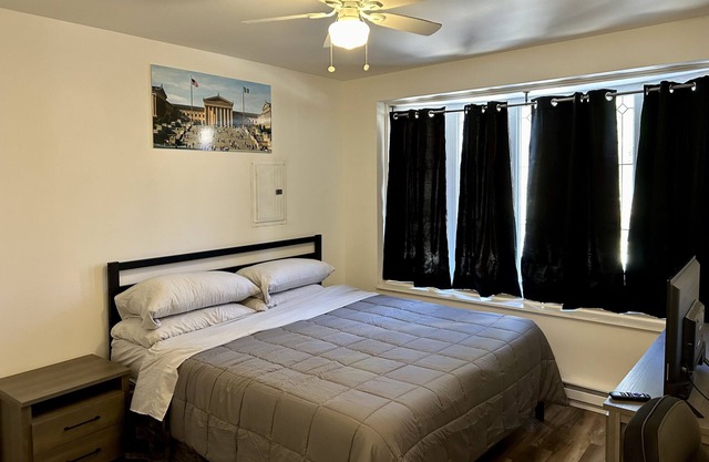 2 Bedroom apartment sleeps 8 people with King Size Bed, 3 Computer Desk & more!