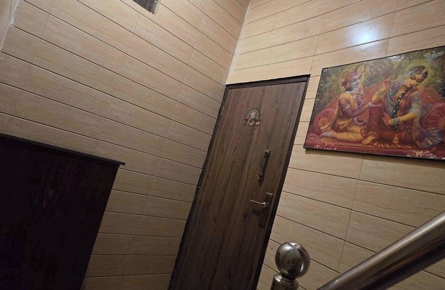 2-bedroom apartment in welcoming Vrindavan with AC, WiFi