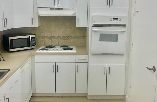 2-bedroom apartment in fabulous Hollywood with AC