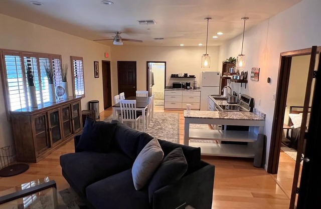 2-bedroom apartment in delightful Phoenix with AC, WiFi