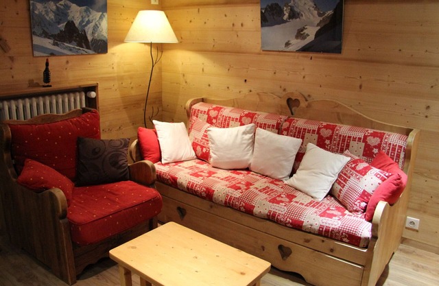 2-bedroom apartment near the slopes with terrace and garage in La Clusaz