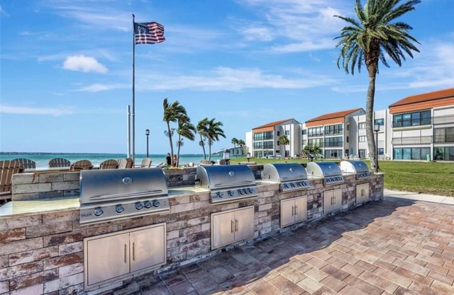 2-bedroom apartment in amazing Clearwater with AC