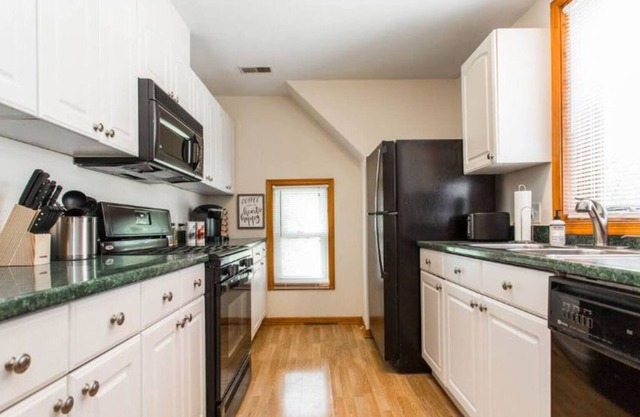 2 Bedroom Apt ★2 King Beds ★ Walk to Libertyville
