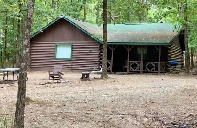 2 Bedroom Cabin Sleeps up to 8 Guest, Full size kitchen, Fishing pond