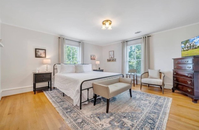 2 bedroom Charming Farmhouse Getaway : Levi Hall