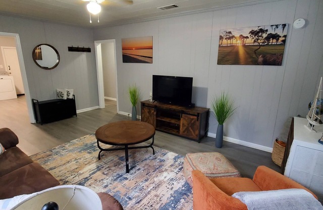 2 bedroom Coastal bungalow minutes from St Simons
