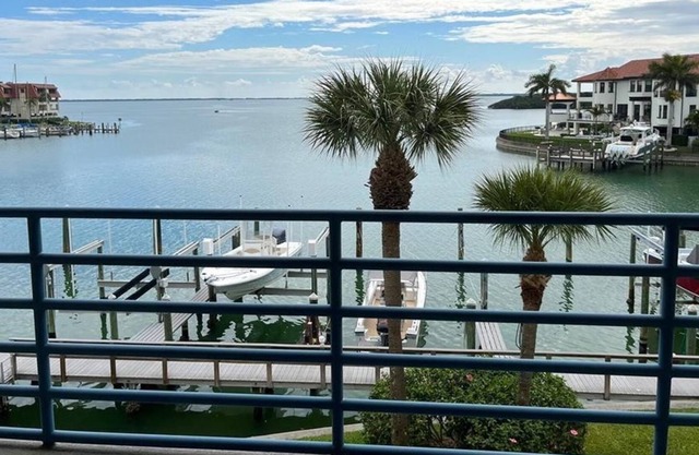 2 Bedroom Condo 426035 by Houzlet