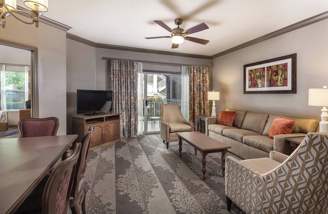 2 bedroom condo for CMA Fest! 1 mile from the Grand Old Opry!