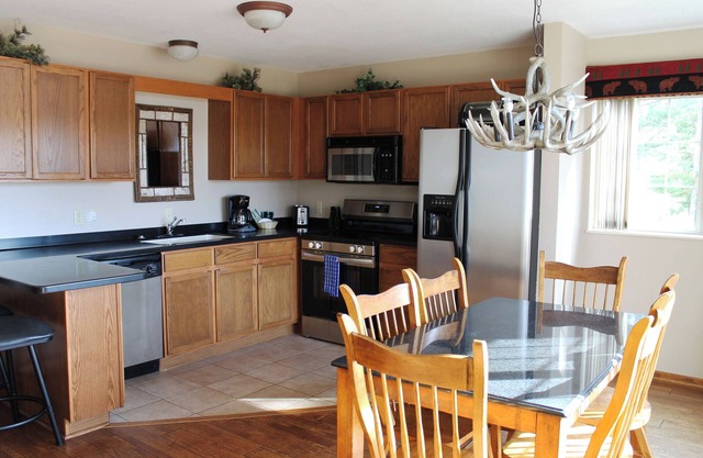 2 bedroom condo, great view of Duck Lake