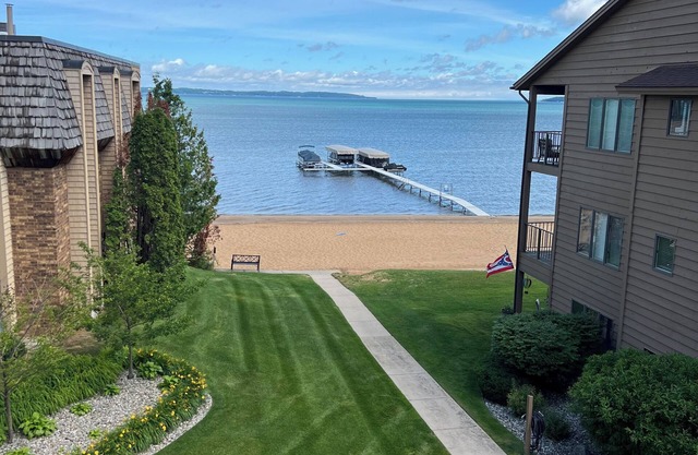 2-bedroom condo with AC, WiFi in lovely Traverse City