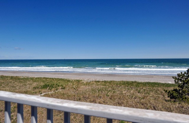 2 bedroom condo with direct beach access!
