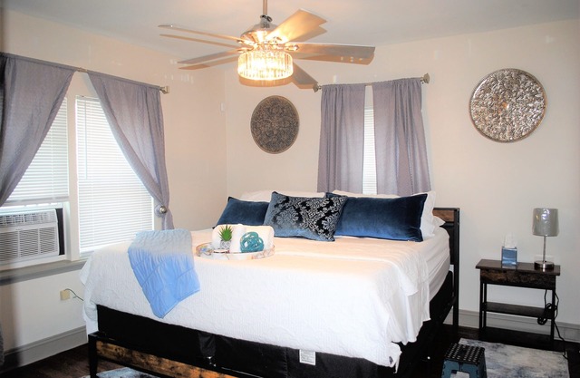 2 Bedroom Cozy Cottage Queen and King Beds Pet Friendly SpaciousSafe backyard