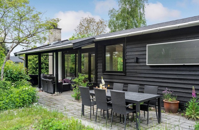 2 bedroom cozy home in Dronningmølle